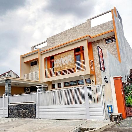 Avisha Guest House Syariah マラン エクステリア 写真
