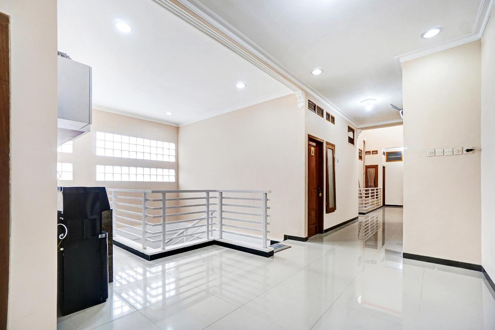 Avisha Guest House Syariah マラン エクステリア 写真