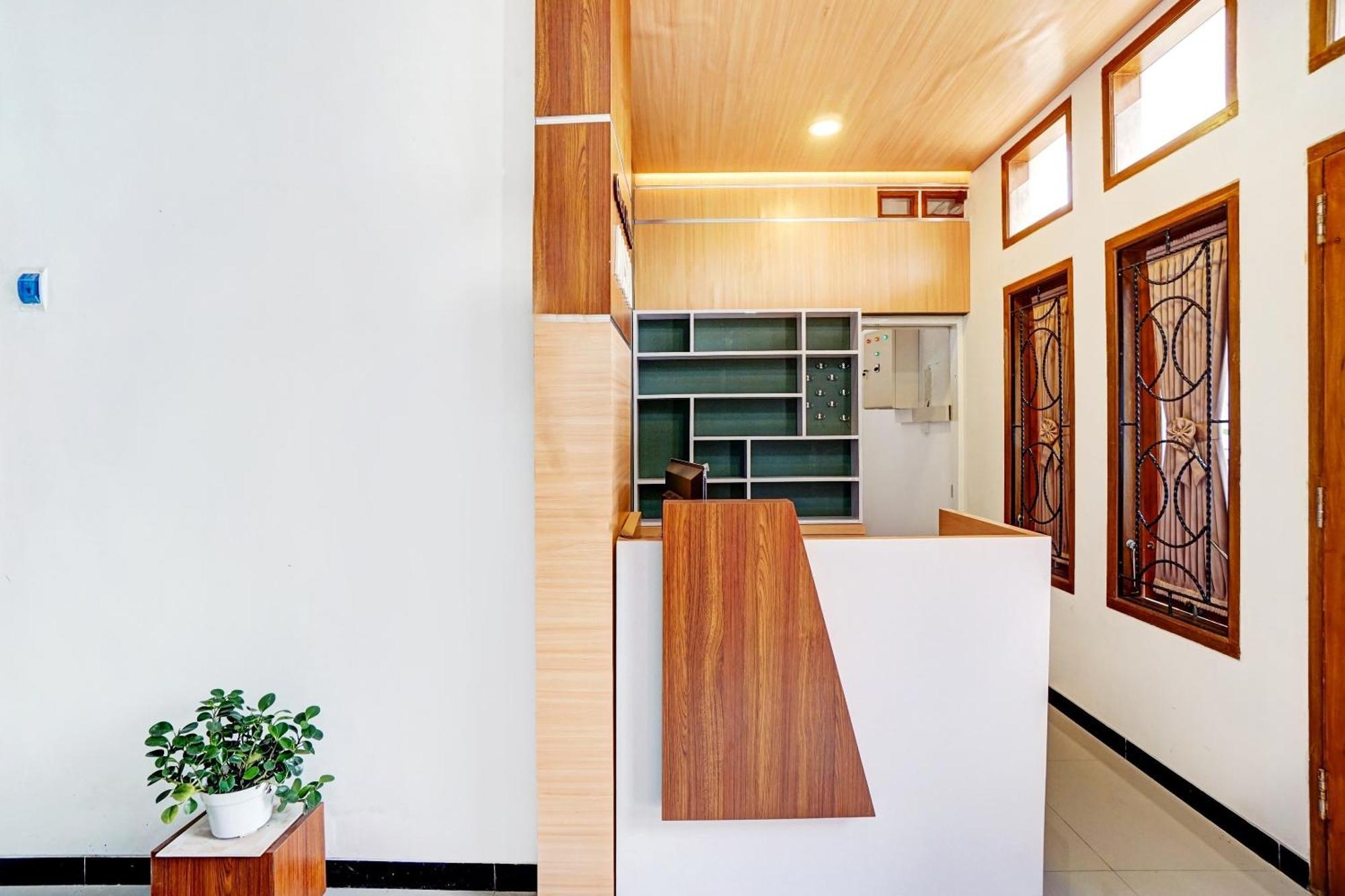 Avisha Guest House Syariah マラン エクステリア 写真