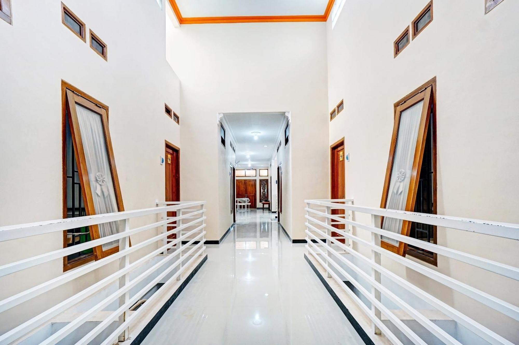 Avisha Guest House Syariah マラン エクステリア 写真