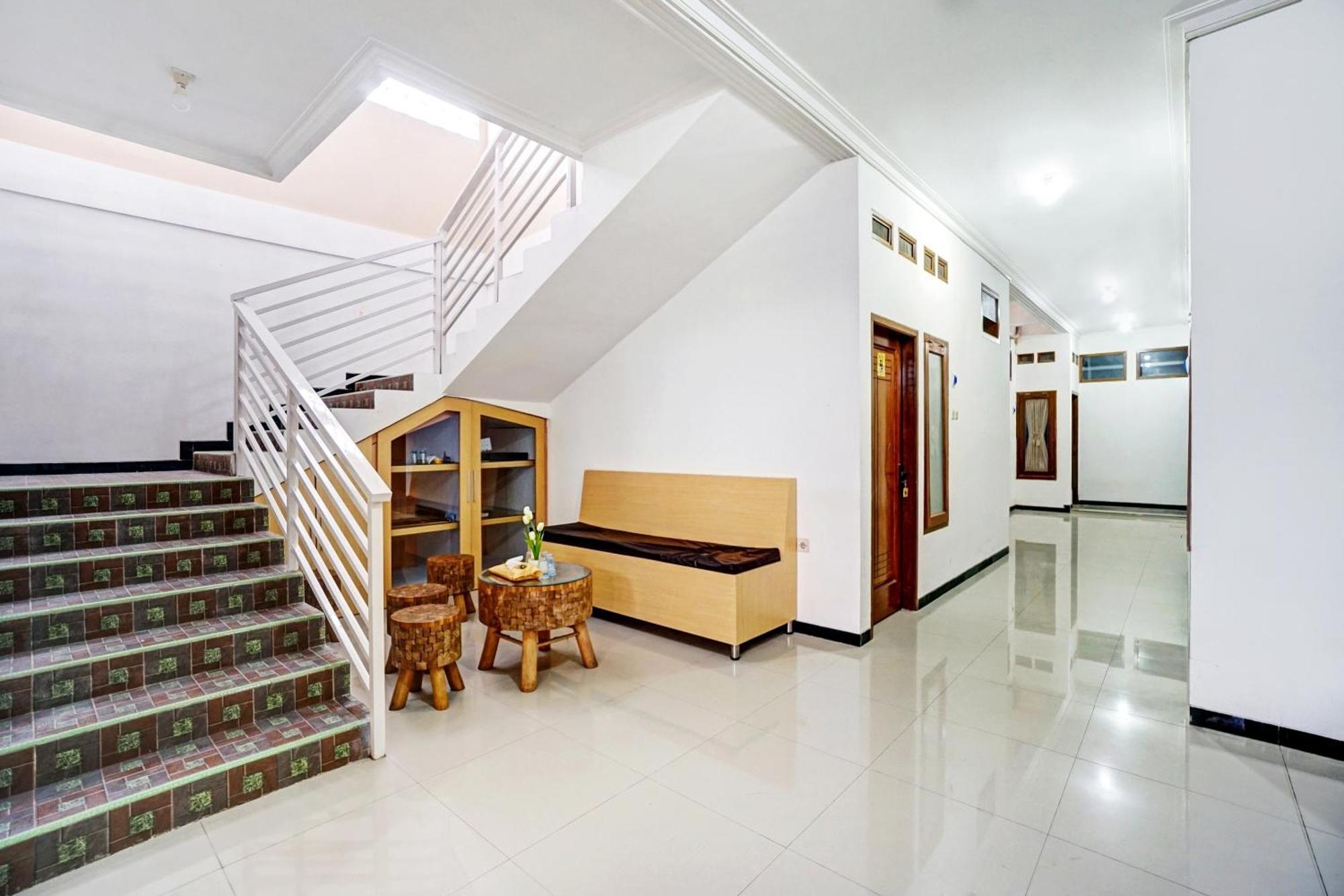 Avisha Guest House Syariah マラン エクステリア 写真